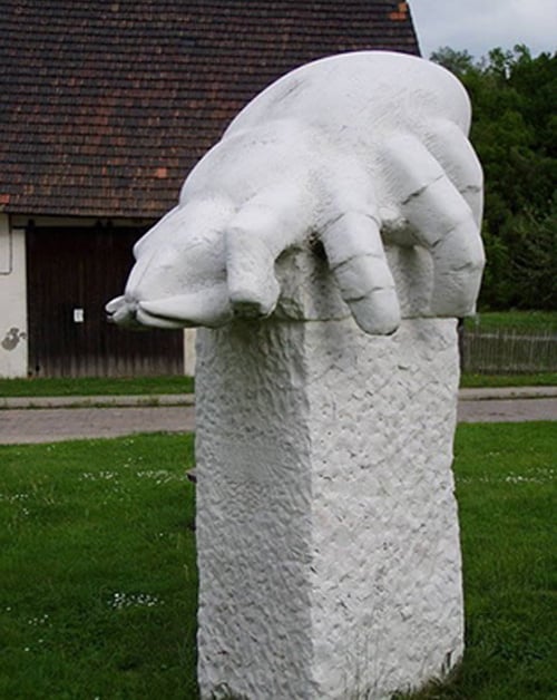 Bức tượng này có tên là Cheese Mite, đặt tại Wurchwitz, Đức nhằm tôn vinh phương pháp làm pho mát truyền thống. Tuy nhiên nhiều du khách đã để lại bình luận rằng họ thật sự rất khó tưởng tượng ra cách làm pho mát khi nhìn bức tượng này.